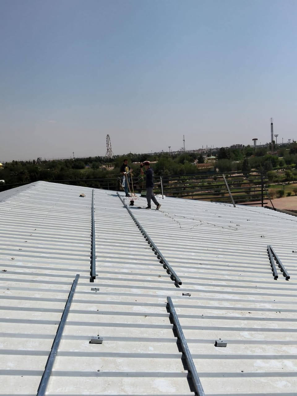 ☀️⚡ إنجاز جديد… بقدرة استثنائية من شركة النور الهندسية للطاقة الشمسية     ⚡☀️
💥 60 أمبير نهاري + 32 أمبير ليلي 💥
مو مجرد منظومة… حل متكامل لتجهيز الأحمال الكبيرة!
بفضل الله وتوفيقه، تم إنجاز وتنصيب منظومة طاقة شمسية متكاملة في:
📍 محافظة كركوك – إحدى قاعات المناسبات
وبقدرة تشغيلية تصل إلى:
🔋 60 أمبير نهاري
🌙 32 أمبير ليلي
⚡ منظومة صُممت لتلبية احتياجات الأحمال العالية وتوفير تجهيز مستقر وكفاءة تشغيل عالية، لتكون الطاقة الشمسية خياراً عملياً وموثوقاً للمشاريع والقاعات والمواقع ذات الاستهلاك المرتفع.
🔥 إذا كان مشروعك يحتاج طاقة… نحن نوفر لك الحل!
☀️ منظومات طاقة شمسية للمنازل والمشاريع
🔋 ألواح شمسية وإنفيرترات وبطاريات
❄️ سبلتات إنفيرتر مخصصة للعمل مع منظومات الطاقة الشمسية
📹 كاميرات مراقبة وأنظمة حماية وأمان
🛠️ صيانة ودعم فني متخصص
💳 والتقسيط أسهل!
نظام تقسيط مريح متوفر لحاملي كي كارد الرافدين.
⭐ لماذا شركة النور الهندسية؟
▪️ خبرة أكثر من 5 سنوات
▪️ دراسة وتنفيذ بإشراف هندسي متخصص
▪️ مواد ومعدات ذات جودة عالية
▪️ تنفيذ منظومات للأحمال المختلفة
▪️ حلول متكاملة للمنازل والمحال والمكاتب والمشاريع
▪️ صيانة ودعم فني مستمر
▪️ عروض وأسعار خاصة
🎯 في شركة النور الهندسية للطاقة الشمسية — لا نركّب فقط… بل نُتقن العمل.
☀️ منظومتك أكبر؟ حملك أعلى؟
خلِّ الحل علينا. ⚡🔋
📍 صلاح الدين – الشرقاط – سيدين – قرية الحورية – قرب محطة الأرجوان
📞 ***********
📞 ***********
☀️🔋📹 شركة النور الهندسية للطاقة الشمسية
طاقة شمسية… تبريد… حماية… وحلول متكاملة تحت سقف واحد.
#شركة_النور_الهندسية
#الطاقة_الشمسية
#كركوك
#منظومات_طاقة_شمسية
#60_أمبير
#طاقة_شمسية_للمشاريع

نص مكتوب في الصور:
- AL NOOR Company For Solar Energy
- شركة النور الهندسية AL NOOR ENGINEERING COMPANY AL NOOR Company For Solar Energy تتقدم .. مصدر قوتنا تبريد مثالي في كل الأوقات مكيفات انفرتر سبيليت KANION Take Take home توفير عالي للطاقة بفضل تقنية الانفرتر تبريد سريع وقوي حتى في أجواء الصيف القاسية تشغيل هادئ راحة وهدوء في منزلك جودة عالية وموثوقية تدوم طويلا منافسة قوية للاستفسار وطلب الخدمة *********** / *********** صلاح الدين الشرقاط الحورية قرب محطة الاجوان استثمر الشمس