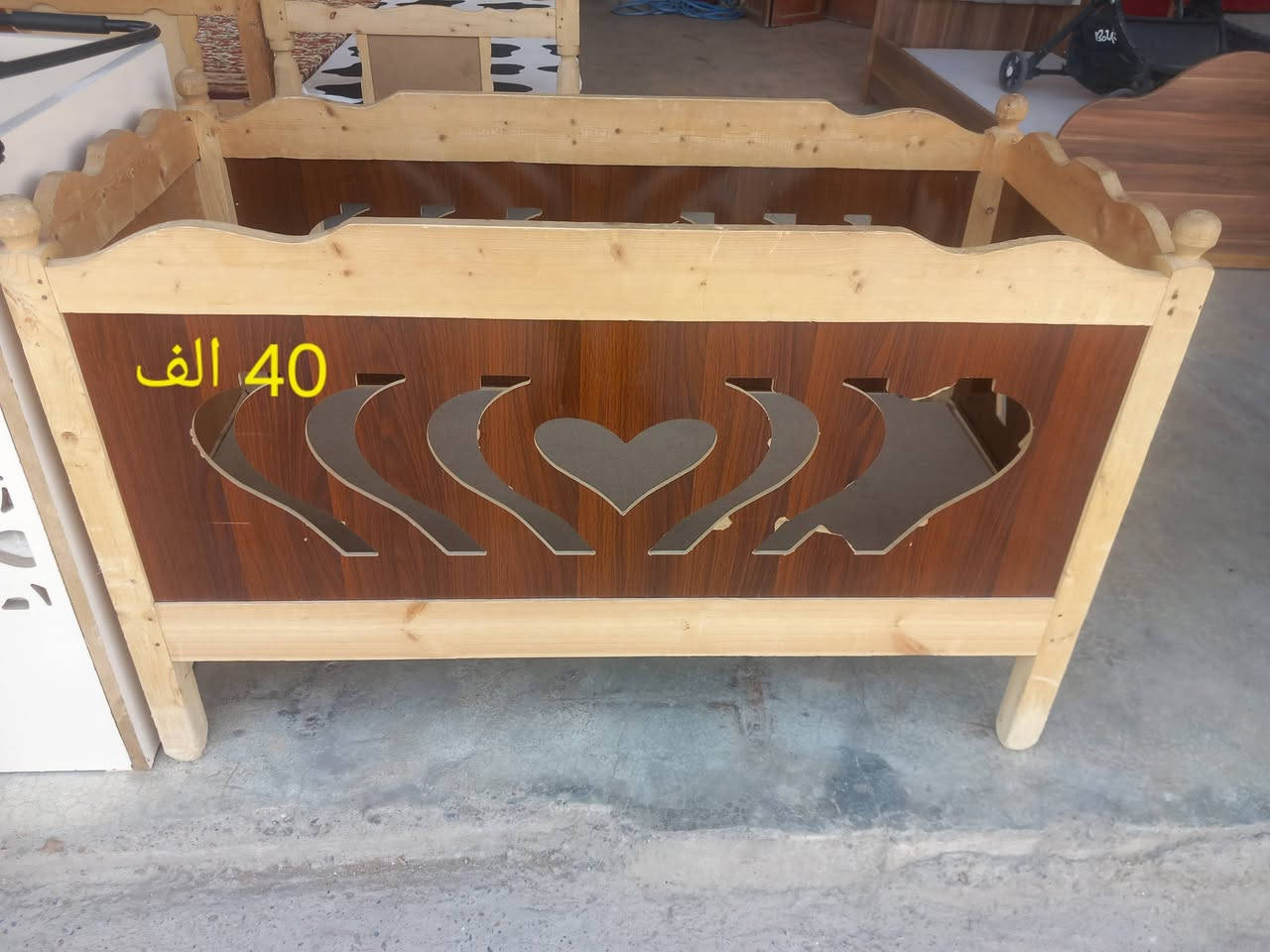 اثاث منزلي مستعمل للبيع

نص مكتوب في الصور:
- 25
- اثنينهن 30 الف
- 45 ألف
- 45 الف
- 40 ألف
- 45 الف سعر الواحد
- 25 ألف
- 50 الف
- 65 ألف