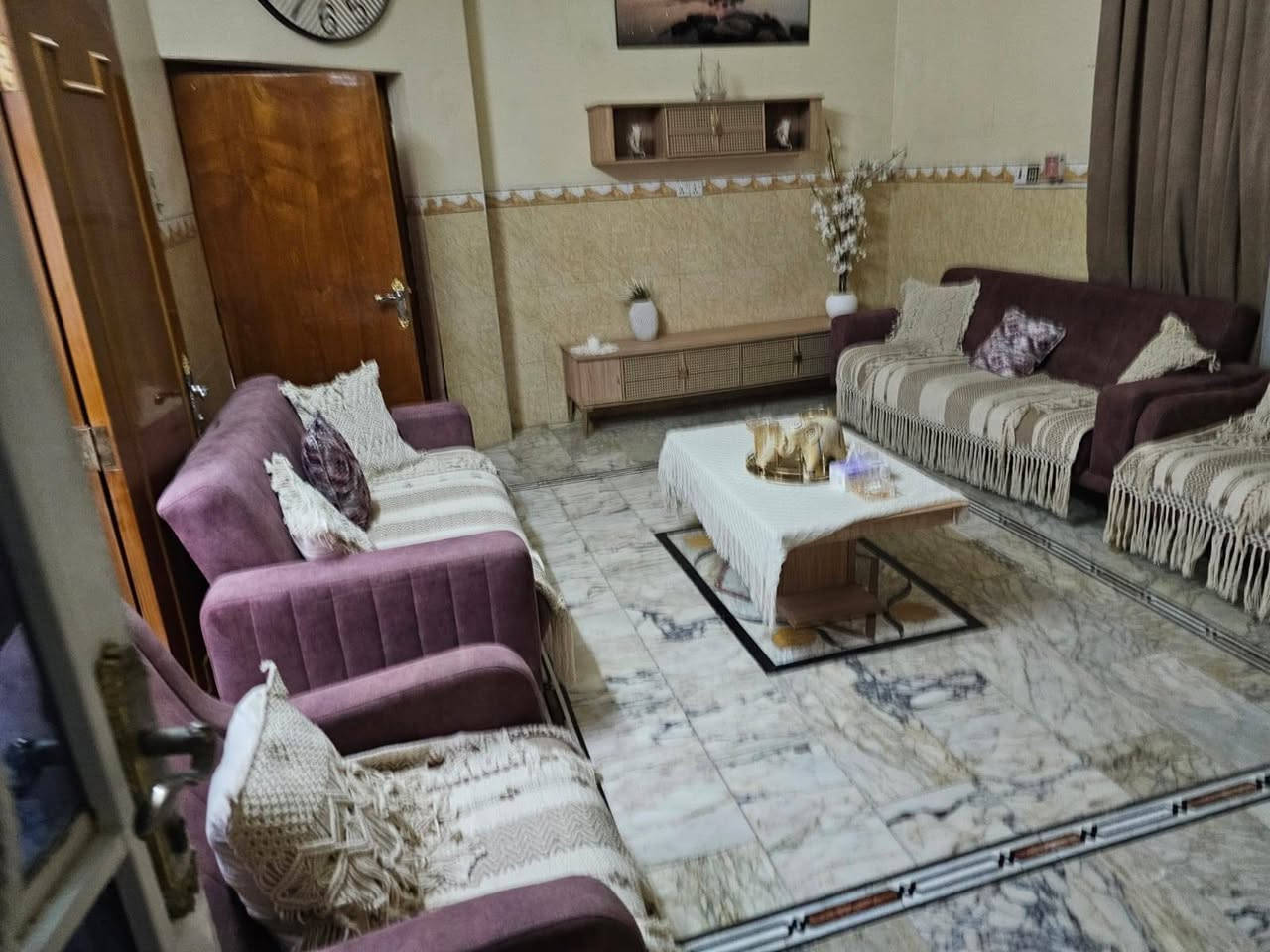 دار للبيـــــــــــــع....
حي الكفاءت خلف كــــــــــراج الموحد مباشر.... 
طابــــــــو مــــــلك صـــــــرف// ركـــــــــن.... 
طابقيــــــــن والبناء نظيف جداً... 
بمســـــــــاحه // 216م..... 
ـــــــــــــــــــــــــــــ
خمسة غرف نـــــــــــوم صالــــــه هـــــــول مطبـــــــــــخ حار بارد صحيات خارجية وداخليه كــــــــــراج حديقــــــــــه ومـــــــــــــناور
ــــــــــــــــــــــــــــــــــــــ
عقارات رامســــــــــر.. 
***********
***********
