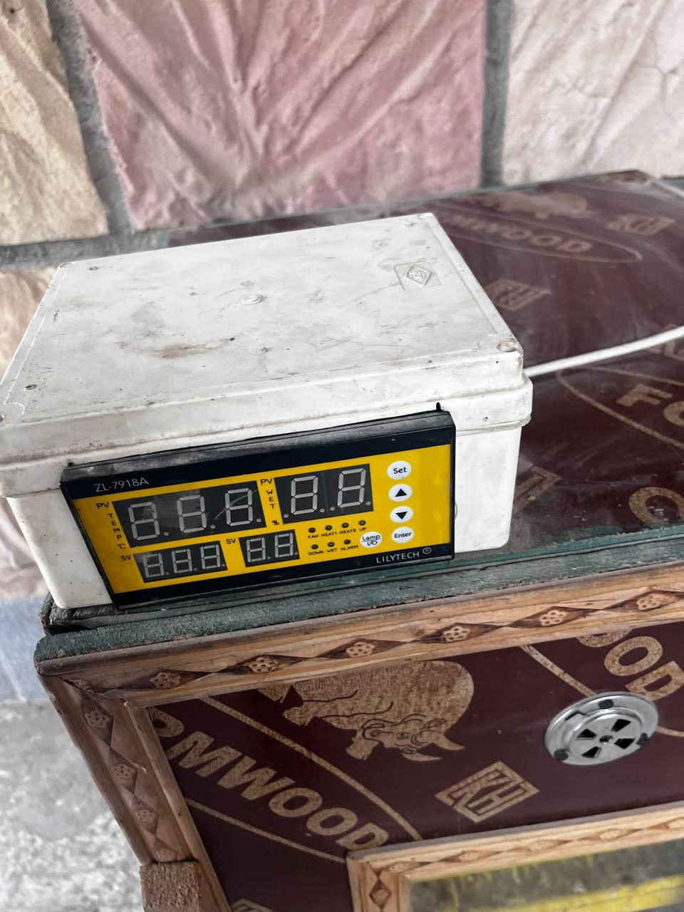 فقاسة اوتماتيك • ٤٠٠ بيضة • تفقيس ٩٨٪