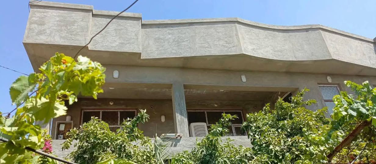 بسم الله الرحمن الرحيم 
 للبيع بيت طابو صرف سكني وليس زراعي قاطين  المساحة 480 واقع حال فوك ال 500 للبيع 
المكان خان بني سعد  حي الرسول فرع بيت كتاب ركن شارعين وقريب على الشارع الرئيسي كلش 
1/كراج يلزم 3 سيارات 
2/ حديقة مرتبة كلش ومسيجة 
3/مغاسل خارجية 
الطابق الارضي 
*استقبال كبير +صحيات خطار 
*هول كبير 
*صالة كبيرة 
*غرف نوم عدد 2
*مطبخ حار +بارد +ملحق مطبخ تنور 
*مخزن غذائية 
* صحيات داخلية 
الطابق الثاني 
* غرف نوم عدد 3 مع غرفة اطفال صغيرة عدد1
*صحيات متكاملة 
*صالة كبيرة 
البيت متكامل من ناحية ديكورات السقوف والجدران ..
يرهم مراوس في بيت بعقوبه 
للتواصل على الرقم 
***********
