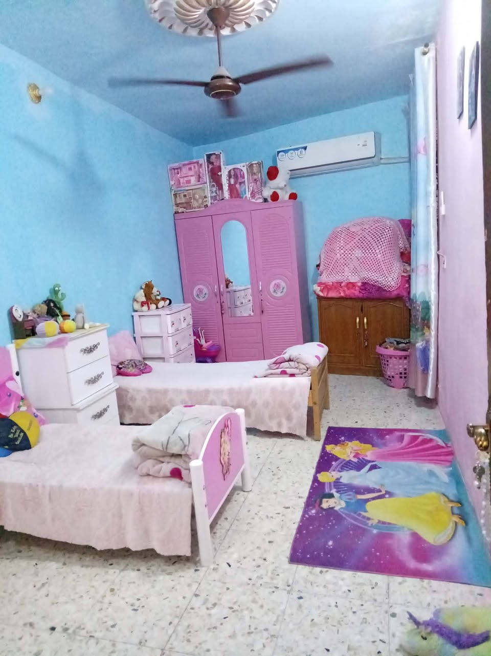 السلام عليكم بيت للبيع محله ١٠٥مقابل عمارة الدفاعي بيت جاهز وبناء جديد كله سيراميك ونظيف ومرتب مجاري ماء تبليط خدمات كامله يبعد عن الشارع العام ٢٠٠]مساحه ١٧٠متر صاحب الدار ،***********
