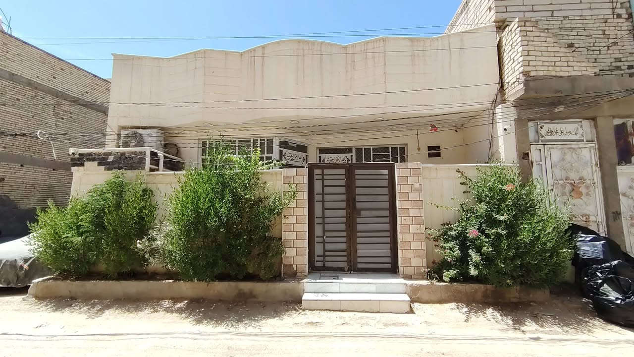 سلام عليكم بيت للبيع في كربلاء
حي الزيتون 
المساحه 100م مربع
طابق واحد
بناء حديث
مطبخ+صاله +استقبال+غرفة نوم + صحيات عدد2
عرض الشارع 8 امتار
قريب على الولايه 2 كيلو
بعد عن الشارع العام 100 متر
للاستفسار :***********
