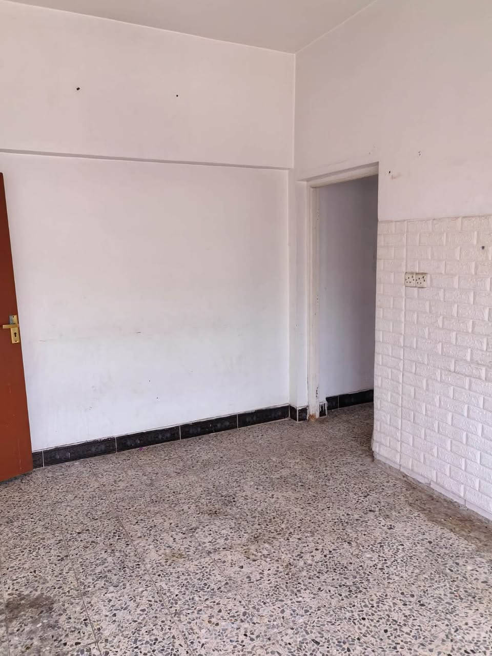 توفرت شقة للأيجار درج معزول في الطالبية
طابق اول تحتوي على استقبال + مطبخ + غرفة نوم + بلكونه للأستفسار ***********
