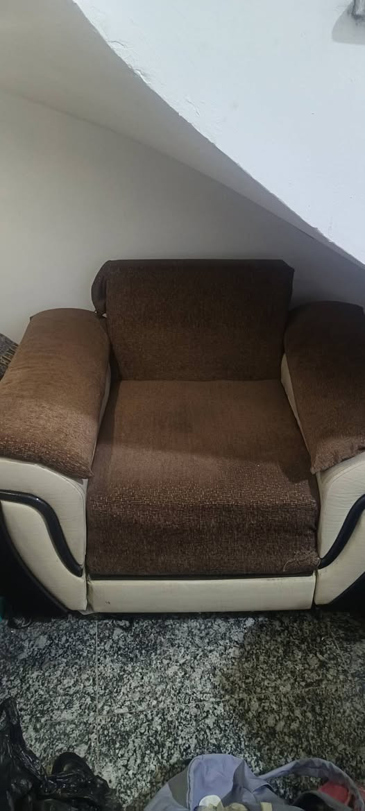 سلام عليكم
تخم قنفات للبيع تركي 🛋️
10 مقاعد  ... 2 كبيرة .... و 1 وسط + 2 ام النفر 
رايده ب 175  الف وبي مجال .
📌العنوان / بغداد حي الجامعة 
هاتف /***********
