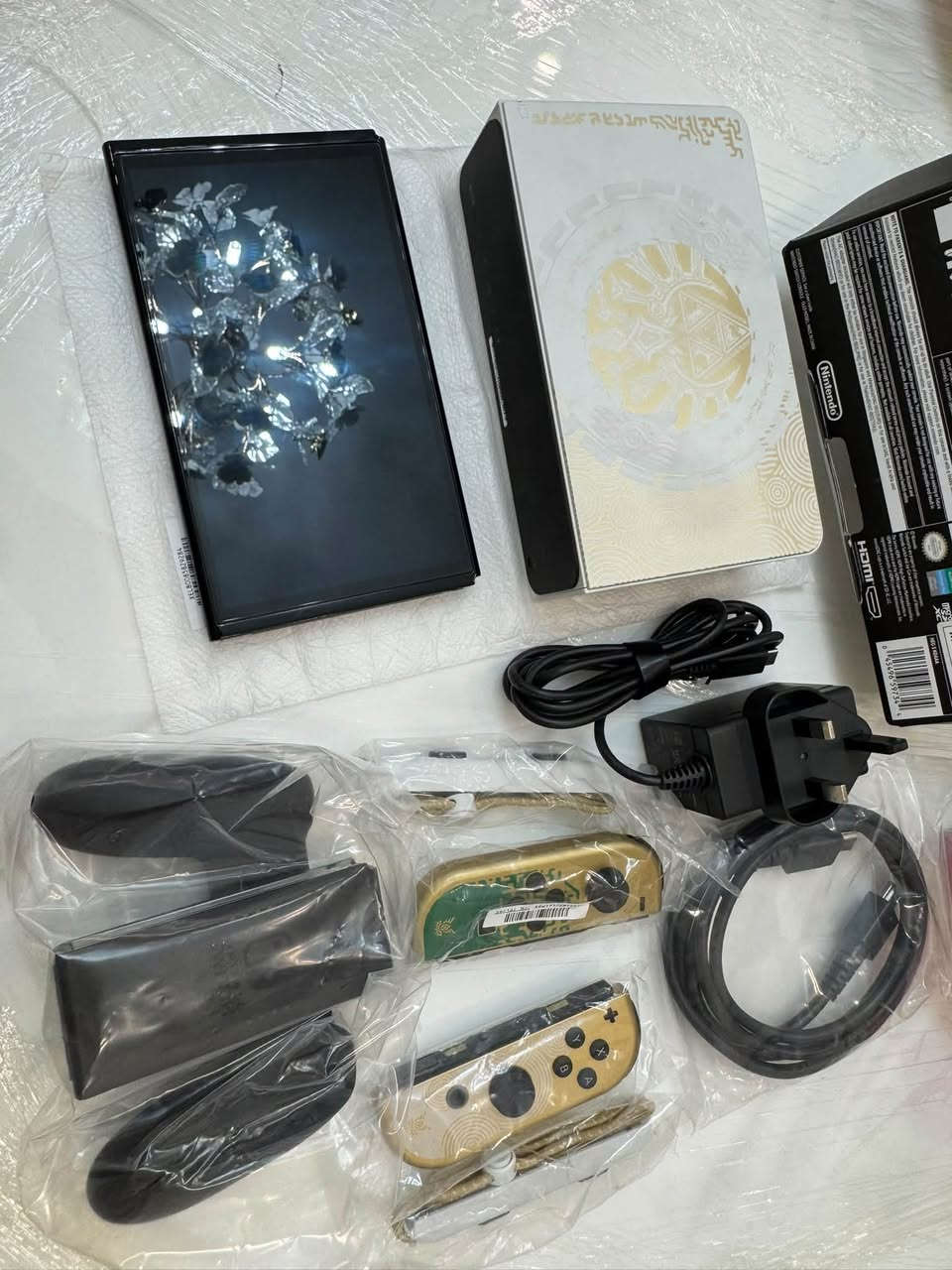 للبيع Nintendo Switch OLED إصدار Zelda – Tears of the Kingdom 🎮
الجهاز نظيف جداً وقليل الاستخدام وحالته ممتازة، والتجميعة كاملة ومناسبة للي يريد جهاز جاهز للعب 👌🏻

📦 محتويات البيع:

جهاز نينتيندو سويتش أوليد نسخة زيلدا

🔹 Nintendo Switch OLED إصدار Zelda Limited Edition
🔹 يد تحكم Nintendo Switch Pro Controller
🔹 3 ألعاب أصلية:
🎮 The Legend of Zelda: Tears of the Kingdom
🎮 Mario Kart 8 Deluxe
🎮 Sonic Colors: Ultimate
🔹 3 حافظات/كفرات
🔹 ميموري 512GB ￼SanDisk 
🔹 جميع ملحقات الجهاز الأصلية ونضيفة 

💰 السعر: 600,000 دينار عراقي 💰

📍 بغداد حي الجهاد 
✅ الجهاز نظيف جداً
✅ البيع للتجميعة كاملة فقط 
❌ لايوجد توصيل 🚚❌
📩 للجادين الاتصال ‭***********‬
