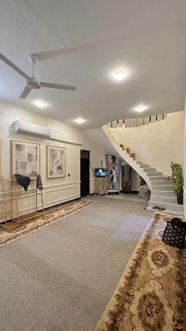 ٩🏡🔥 بيت زراعي تحفة للبيع
📍 الموقع المميز: دور سيد حمزة – قرب عمود 90

📐 المساحة: 300 متر

🏠 بناء حديث 2025 – مستلم وصل

✨ البيت ركن وموقعه مميز

جميع الخدمات متوفرة

🔹 مواصفات البناء:

• 3 غرف نوم

• استقبال واسع 10 × 4 متر

• صالة كبيرة 7 × 5 متر

• مطبخ سيراميك

• مخزن 3 × 2 متر

• مجمع حمام معزول

• حمام خارجي

• أرضية بورسلين

• بناء طابوق

• كونكريت مسلح ومعزول بـ الإيزوكام

• ارتفاع السقف 3.5 متر

🌳 الحديقة والكراج:

• كراج مع حديقة بمساحة 100 متر

• مساحة مناسبة للعائلة والاستراحة والزراعة

• أو الاستثمار ك محل او مخبز

💰 فرصة استثمارية:

البيت مؤجر لمدة سنتين بإيجار 300 ألف دينار شهرياً ..

🔥 السعر المطلوب: 110 مليون دينار قفل

📞 للاستفسار والتواصل:

***********

⚠️ للجادين فقط – البيت يستحق المشاهدة

