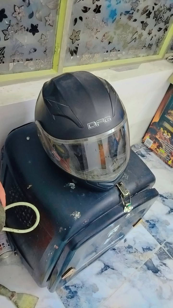 السلام عليكم شباب خوذة وصندوك ومسجل عالي يطرش هنة نضيفات كلش
جيب وشدهن على الدراجة بس المسجل يحتاجلة كارت ب5 آلاف دينار 
 
الله شاهد كلفني 110 أبيعهن شلعة 65000 الف الي يفيدنة  
يتواصل على الرقم ***********
