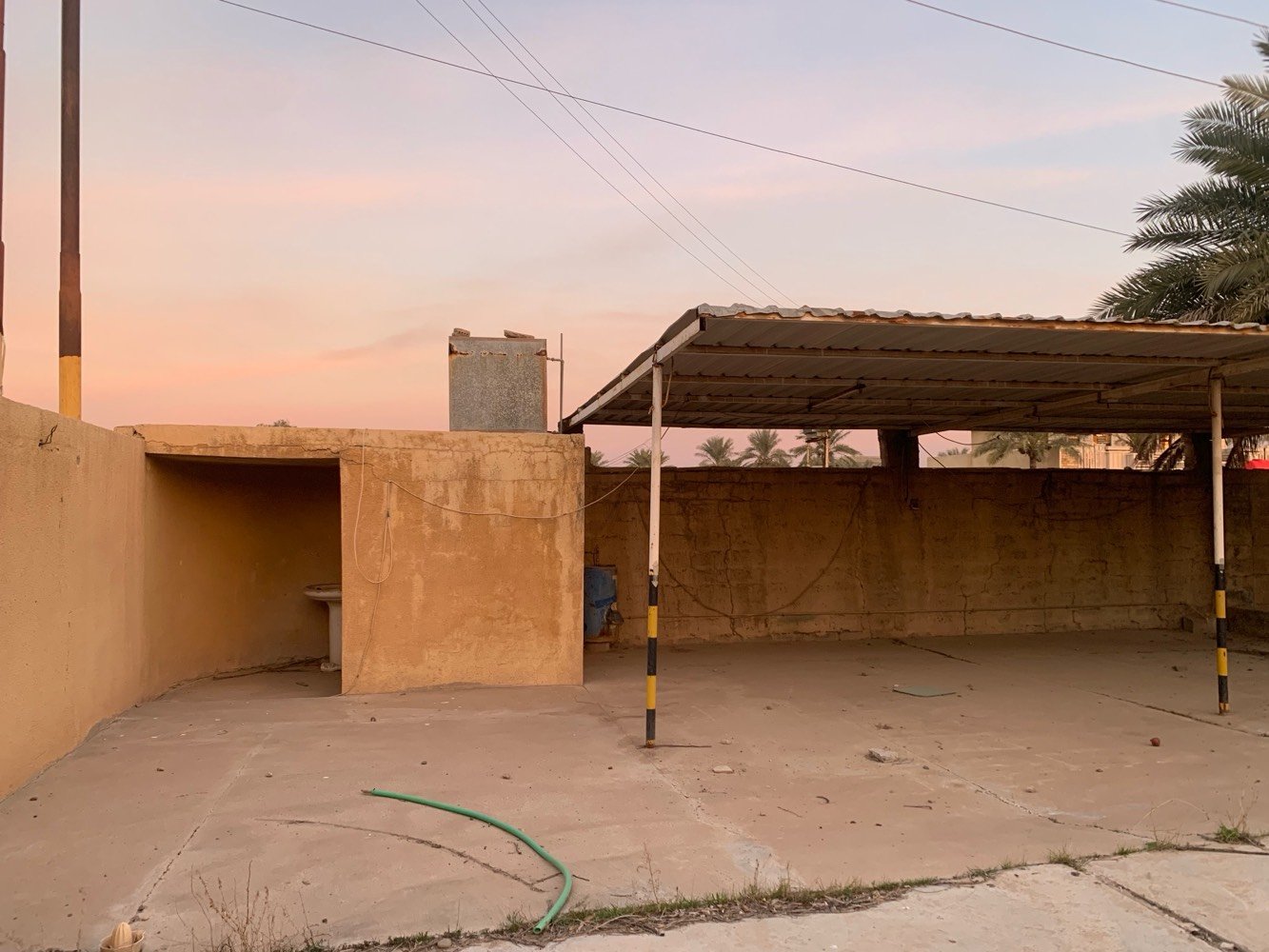 بيت مساحة ١٠٠٠م للبيع شبه متروك زراعي السعر ١٨٠ مليون دينار الموقع شمال بغداد التاجي شارع عمشة للتواصل ***********