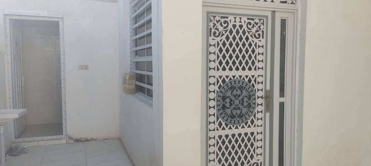 بيت للايجار حي نداء مجمع بيتي ثنين 200متر
يحتوي على غرفتين نوم 

وصاله واستقبال 

حمام خارجي وحمام داخلي 

مجهز من ماء وكهرباء وصرف صحي 

بيت نضيف  

مجهز بالكامل 

سعر ايجار بيت 350 الف 

للتواصل مع صاحب بيت ***********
