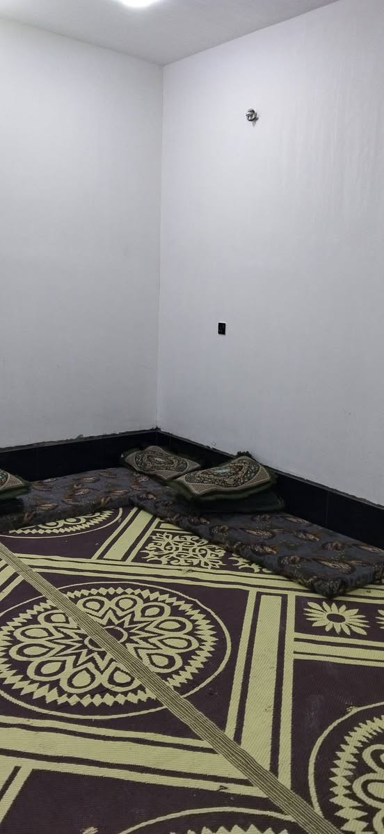 السلام عليكم دار للبيع في الجولان الثانيه قرب جامع الجولان الكبير  مساحت البيت 168 مكون من قرفه و صاله و مطبخ وستقبال وحمام وصحيه وكراج البيت كامل من الداخل  بس من الخارج يرادله لبخ  نضام طابقين بس الطابق الثاني مامسكف السعر 50 و بي مجال  للستفسار اكثر اتصل ***********//// ***********
