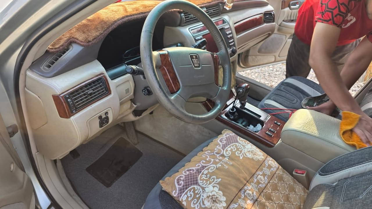 ملكه للبيع موديل 2001اصل مكينه  300 مكفوله كفاله عامه من ضربه ومن شرعيات شرط تحويل مصبوغه للجماليه فقط تدفه تبريد سياره مال جناي  السعر 140 وبيه مجال مكاني  العماره علي الغربي شراي يتصل ‏‪***********‬‏
