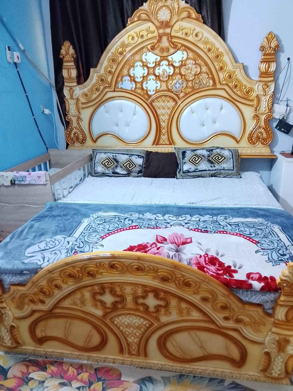 السلام عليكم غرفه للبيع 6 قطع نضيفه السعر 650 وبيها مجال ***********
