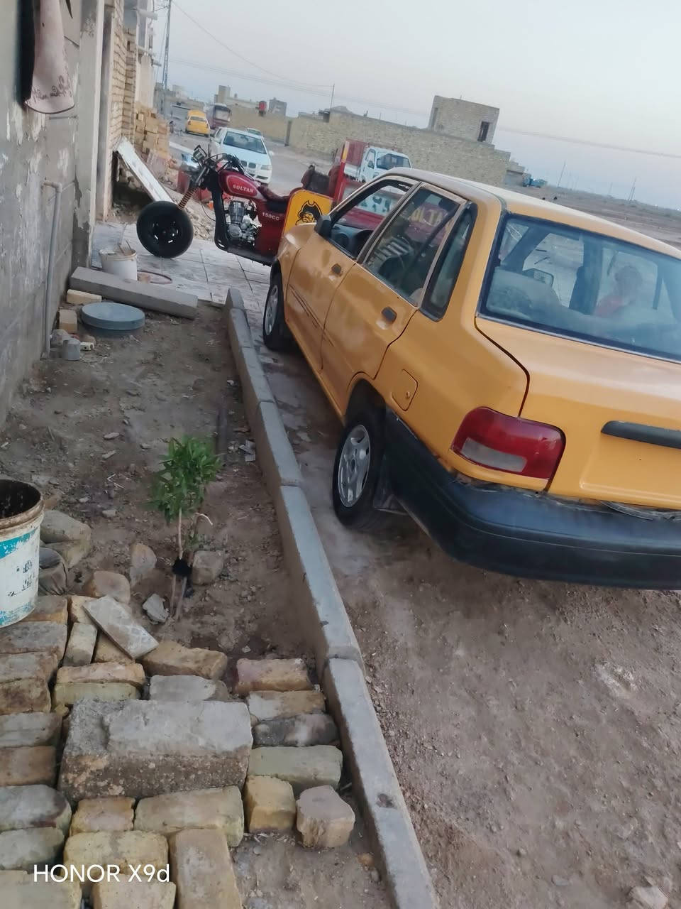 سلام عليكم سايبه للبيع كوم حديد سنويه ضايعه مابيها اي مستمسك سعر مليون ***********

نص مكتوب في الصور:
- HONOR X9d