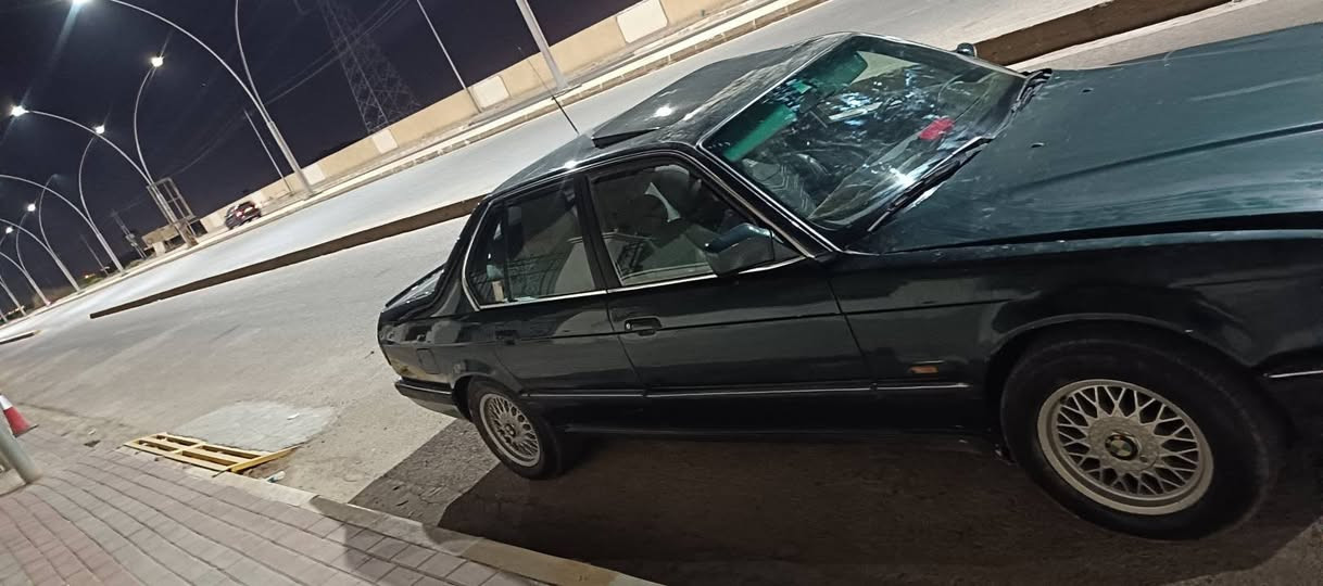 BMW
موديل 1992 سياره جاهزه من كلشي فقط بوري تبريد 
صدر خلفي امام. جديد تخم. تاير جديد صبغ وغرفه شوف العين /العنوان رمادي 5كيلو***********
