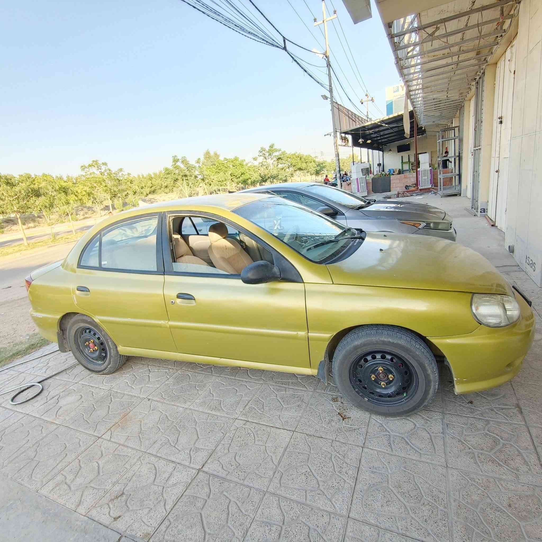 للبيع او مراوس كيا ريو موديل 2001
🔹 گير ومحرك: بحالة ممتازة 
🔹 گير: أوتماتيك
🔹 التبريد: شغال وجاهز ❄️
 ✨
🔹 الصبغ: حزام فقط 🌼 لون مميز 
🔹 الحدادية: جيدة بنسبة تقريبًا 70%
🔹 الرقم: إنكليزي، تحويل مباشر
🔹 السيارة جاهزة للاستخدام

💰 السعر: 45 ورقة
💵 بيها مجال بسيط

📍 الموقع: كربلاء – طويريج 
📞 للاستفسار: ***********
