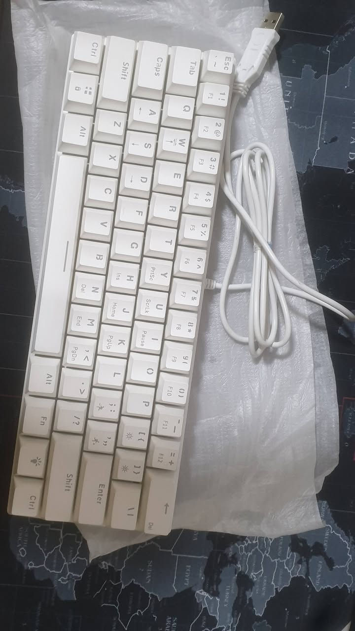كيبورت ميكانيكي (اسويج ازرق)
مدمج 60%
اضائا RGB
مامستخدم بعدو جديد فقط فتحتو من الكارتون حته اصورو 
السعر (30)
اسيآ ***********
