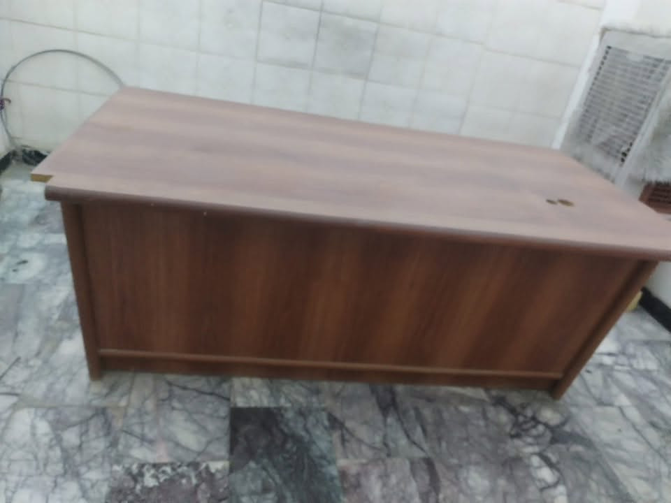 ميز نضيف • مناسب للمكاتب • مكاني حلة