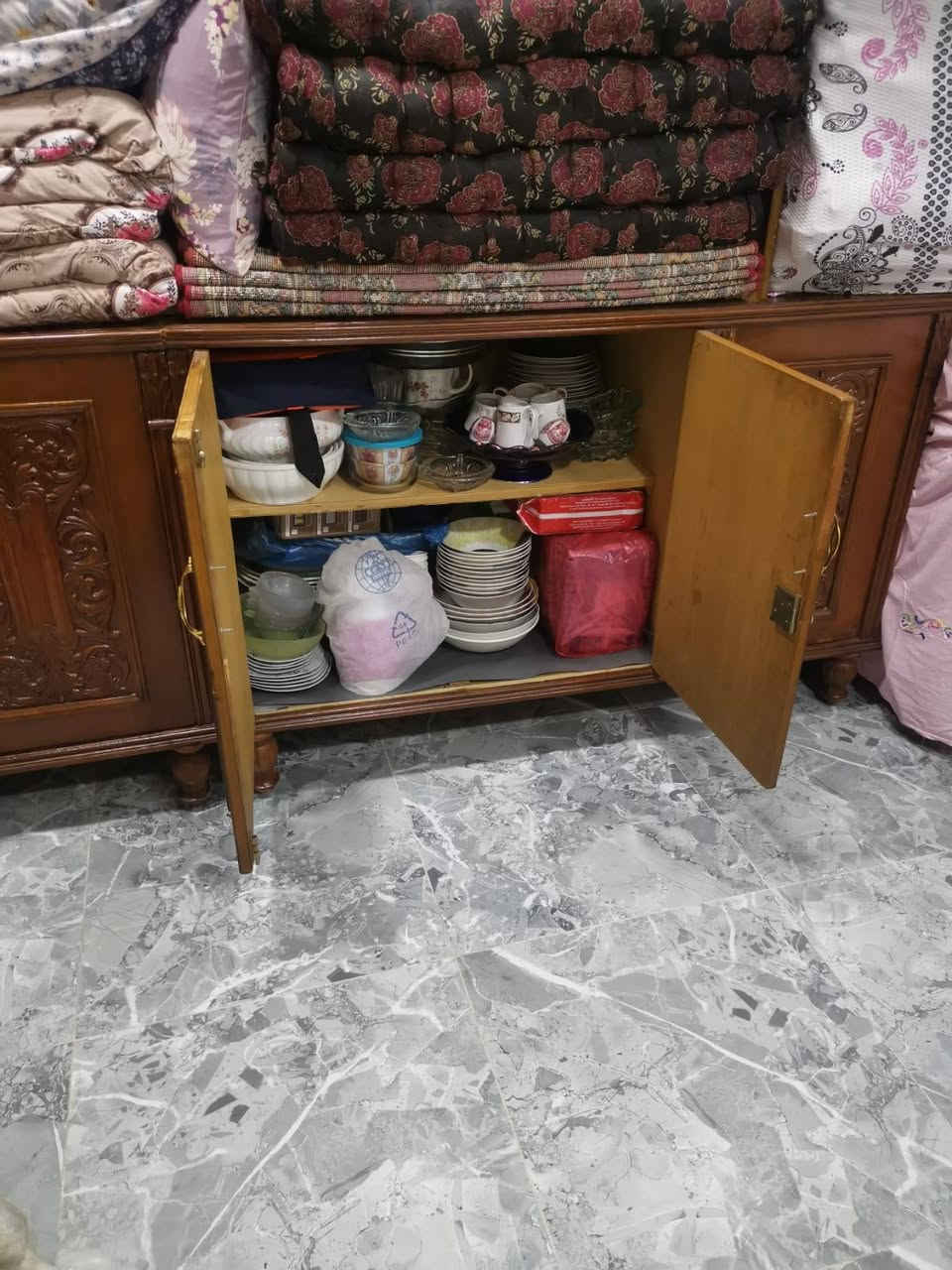 بوفيه للبيع شكله مثل ما موضح بل صوره نضيفه كلش ٦ بوب
قياسه مترين و٩٥  عنوان بغداد حي العدل 
للأستفسار ***********
