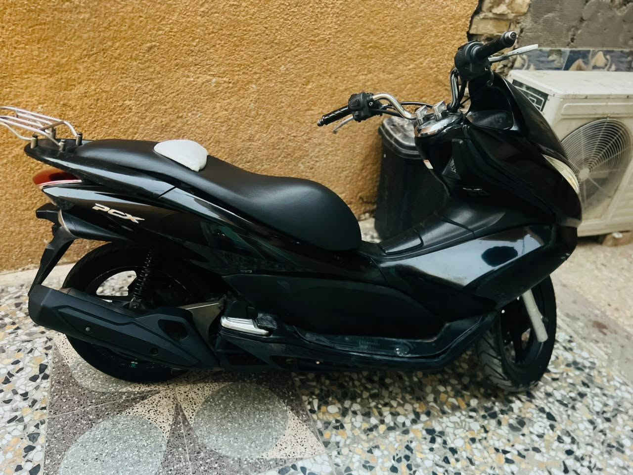 السلام عليكم pcx جيل الأول ياباني دراجه نضيفه حساس زدحام حساس ستان كهربائيات كلها شغاله كفرات بلاديه مكينه 125 خرسه دراجه نضيفه اي نقص مابيها اوراقها كامله سعر مليون وبيها مجال المكان بغداد مدينه صدر الاستفسار *********** موديل 2016
