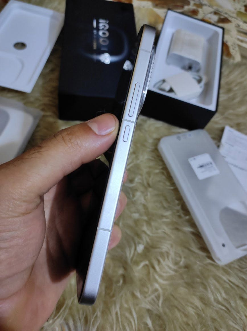 سلام عليكم اخوان جهاز IQoo 15 نسخه bmw مكفول كفاله عامه مع كامل ملحقاته مع كفر ولاسق اضافي ذاكره 256-12+12 معروف مواصفاته بطاريه 7000 معالج 8اليت جيل الخامس احدث معالج لهذا العام مع كامرات احترافيه بوضاع متعدده شاشه سامسونك m14 2k بتحديث 144 وهواي مواصفات تكدر تبحث عنه للمراوس فقط فقط تقديرا لسعره حاليا بحدود 850 الف  مكاني بغداد مدينه الصدر توصيل ماعندي للاستفسار اخاص او وات ساب ***********
