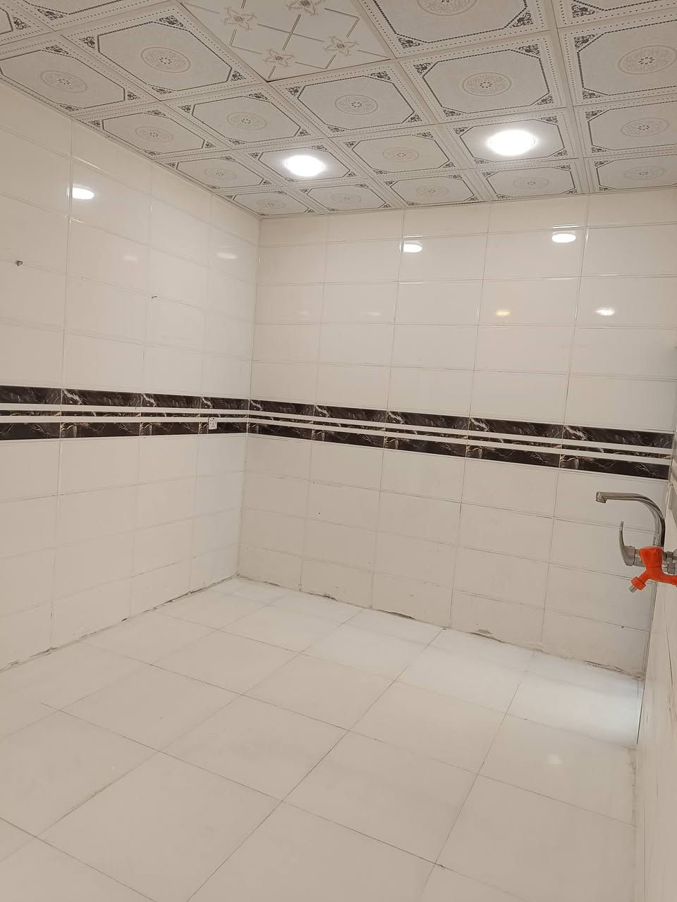 بيت مساحته 120 متر بحي الجامعه شارع المركز بناء جديد كامل الخدمات ماء كهرباء تبليط بي غرفه وصاله وبراني ومطبخ وصحيات عدد 2 للاستفسار الاتصال ***********
