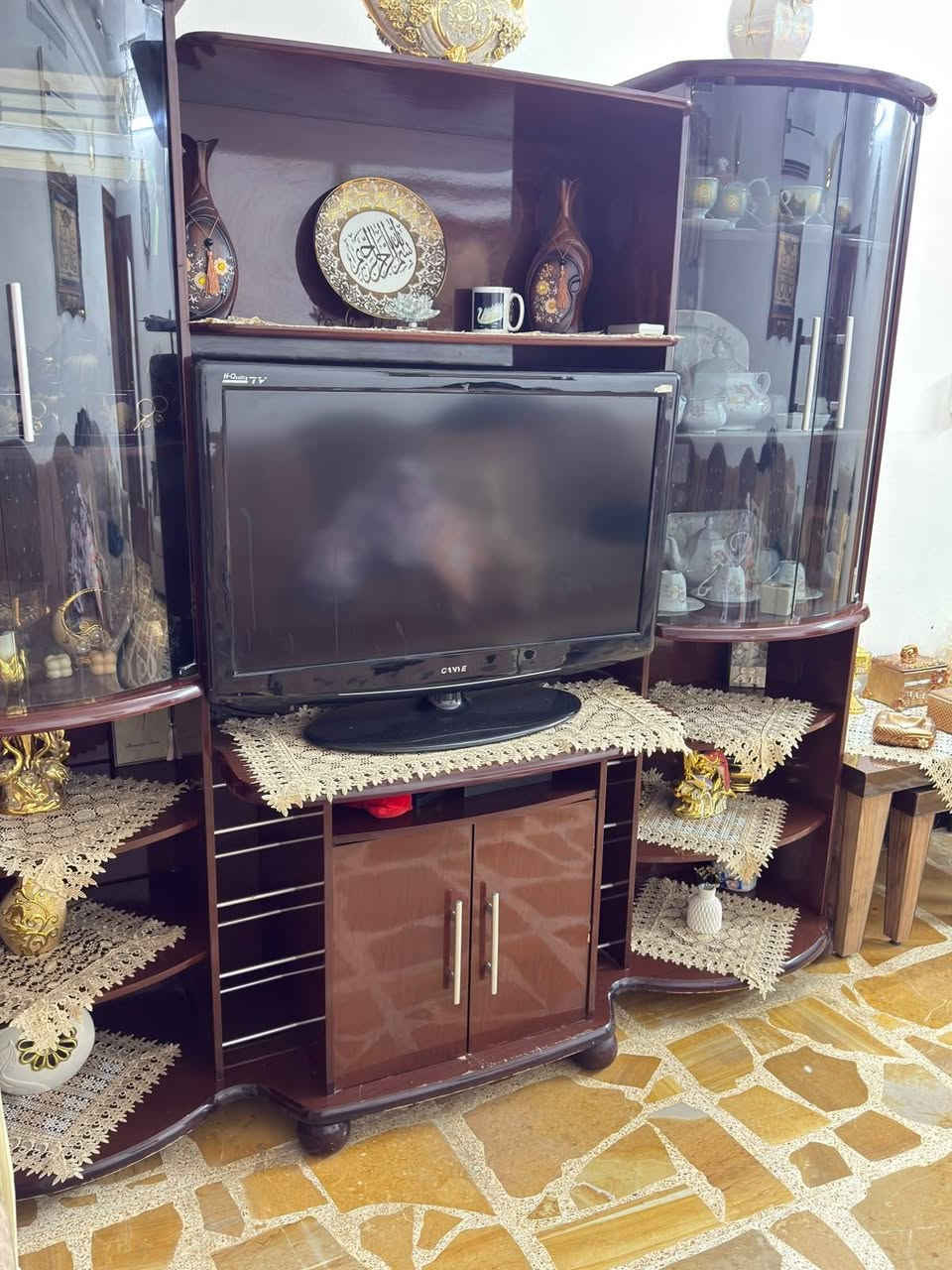 مكتبة مستعملة للبيع
سعرها 100 بيها مجال

***********
