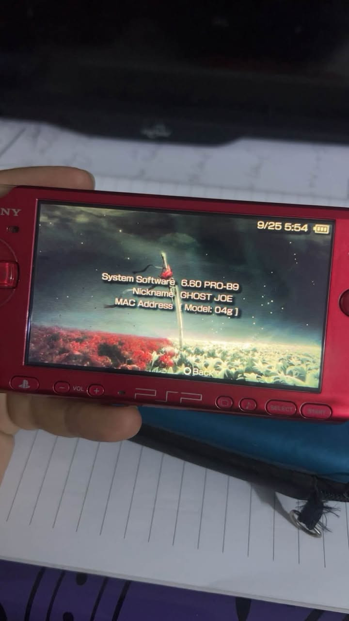 PSP 3000 اللون الاحمر
لون نادر وجهاز مُعدل (مهكر) مع كامل ملحقات و رام جاهز لاضافة الالعاب وكيبل نقل العاب وملفات من الحاسبه +حقيبه ما عدا الكارتون لان ضايعه الجهاز نظافته گدامك شخط مابي السعر ١٣٠ بي مجال للشراي  غير متواجد فيس بوك رقمي *********** بي واتساب
