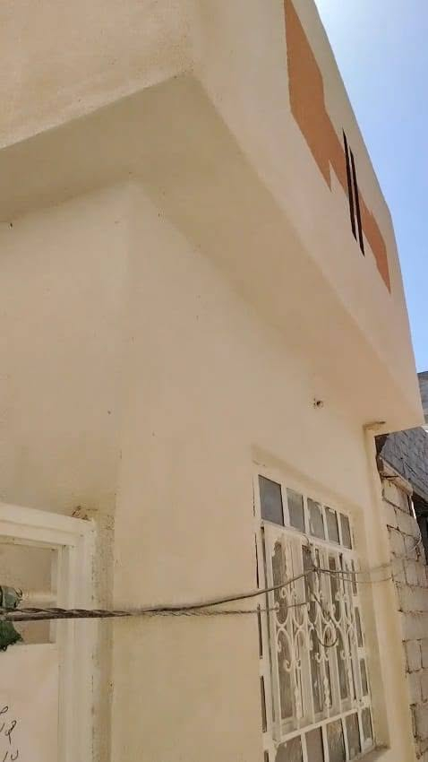 ٣٥مليون بي مجال بسيط
هذا ٥٠م طابق واحد كونكريت مسلح نقص ارضيه فقط حاليا ارضيه صب استقبال صغيره وغرفه نوم ومطبخ وصحيات عنوان فرع ابو الدهن  هذا يعتبر بدايه منطقه فرعه ٣متر ثالث بيت بالفرع ***********
