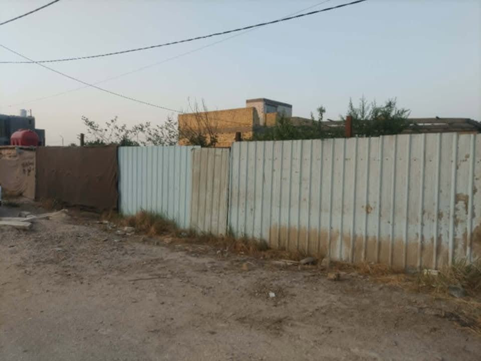 قطعة للبيع ٤٠٠م طابو زراعي سند٢٥ ملك صرف في حي العباس مقابل عمود ٣٠١ قرب سيطرة ام الھوى تحتوي على كافة الخدمات من ماء وكھرباء وتبليط محاطة بسياج وتوجد غرفةمساحة ٦في٦  وصحيات ومزروعة اشجر فواكة وضليات 
يمكن بيع ٢٠٠م منھا 
الاستفسار الاتصال بالرقم ***********
