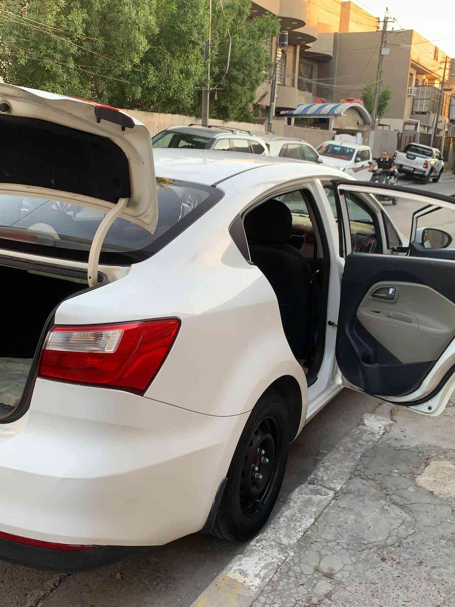 السلام عليكم
كيا ريو ٢٠١٧ خليجي ماشيه ١٧٧ كيلو 
مواصفات عاديه تبريد ثلج باتري جديد صدر جديد محرك ١٤٠٠ رقم بغداد المكان بغداد الحبيبيه 
***********
