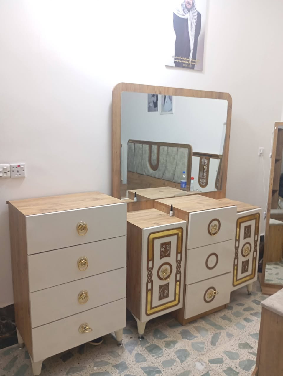 غرف نوم شبابي.  كنتور 2باب.  مع سرير نفرين.  وميز تواليت . محلق جرارات 4 امرايه عاموديه مع طابورية.  .
شد ونقل مجاني للطلب على الخاص والرقم ***********
