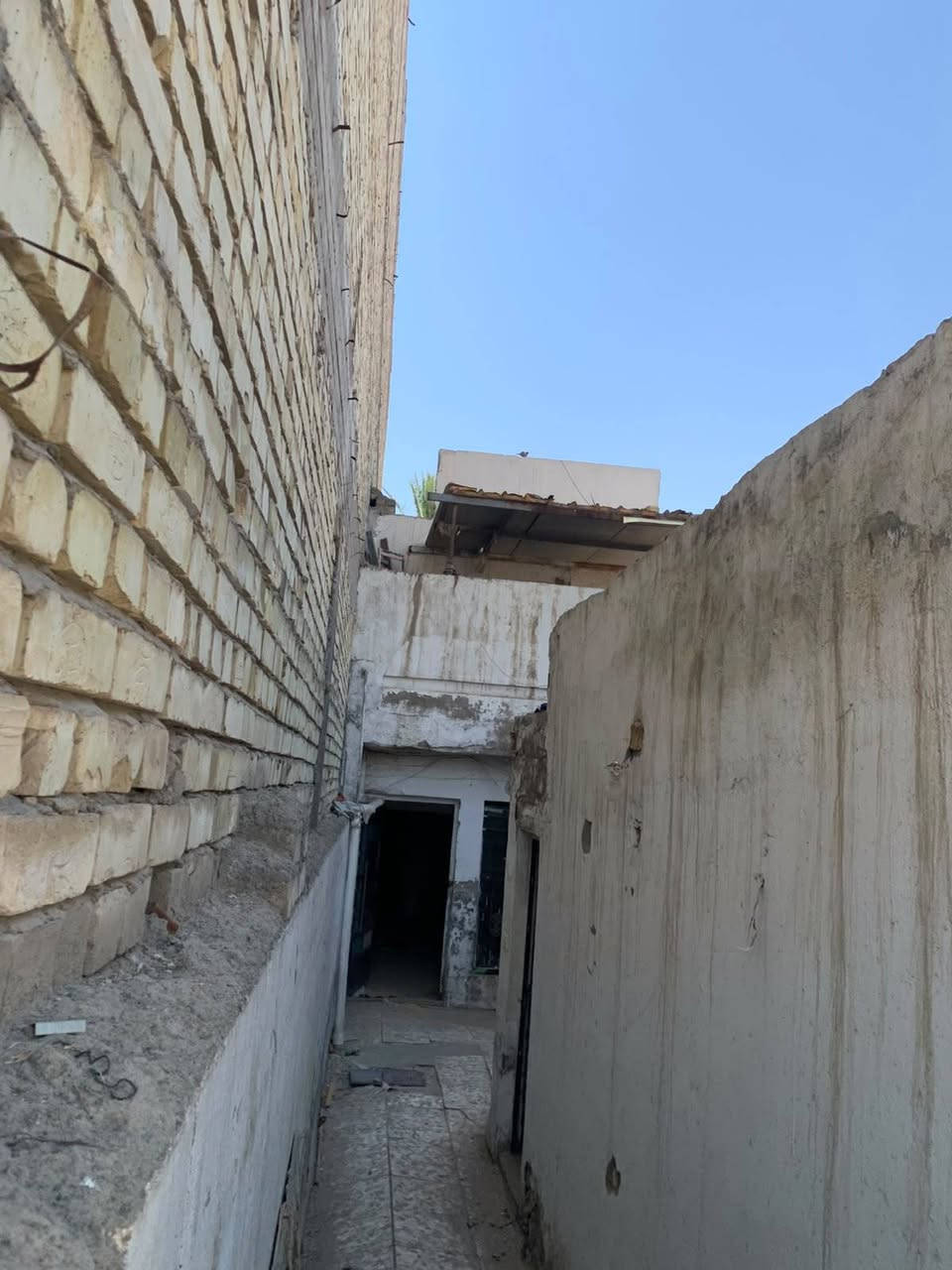 للبيع بيت تجاري على الشارع العام الشعب شارع الأسواق المركزية التجار مقابيل كلية الإمام الكاظم.ع  وبي محل بناء قديم المساحة بل سند ٩٧ متر الواجهة ٤ متر والنزال ٢٤ متر كدام البيت تشجير ١٥ متر  لمعرفه السعر دخول خاص او الإتصال برقم 

 ***********

ملاحظه( اذا اكو بيت مراوس منطقة الشعب حي سومر حي التجار حي اور ضباط التجار بمساحه ١٥٠  متر ١٤٠ متر ١٦٠ متر نتفق
