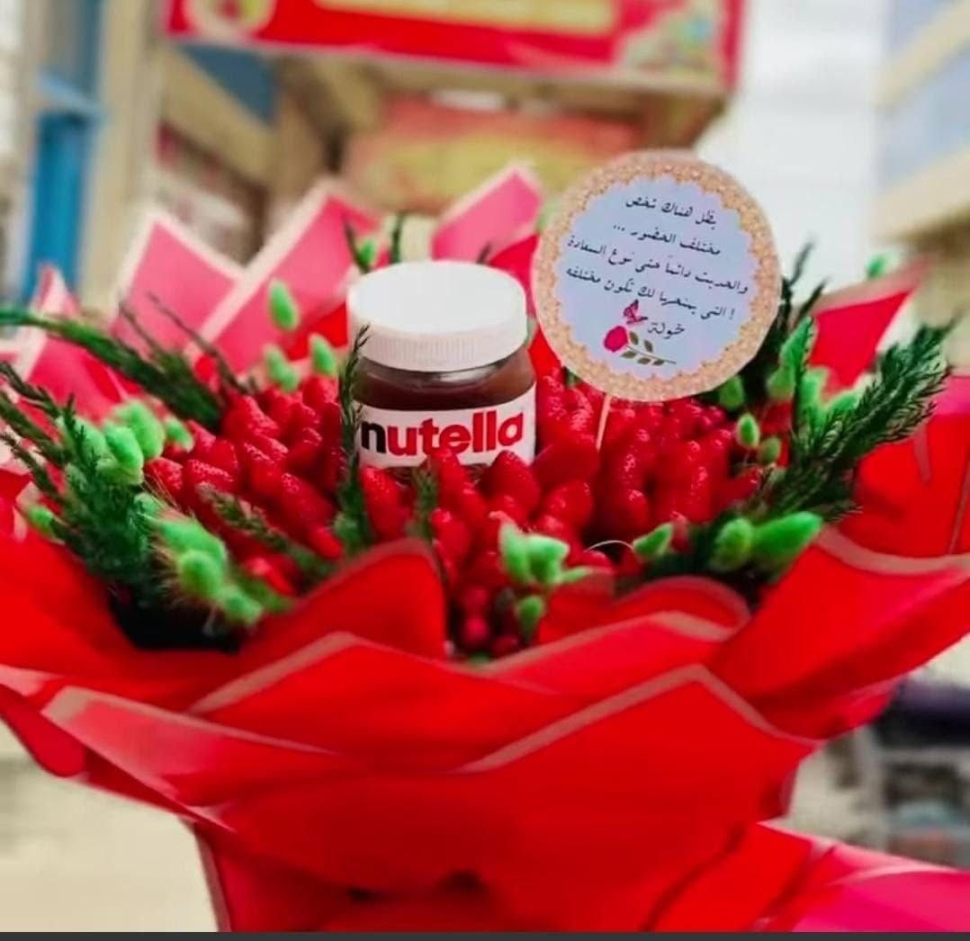 عمل باقات الورود للمناسبات والأفراح وتغليف الهدايا
*********** للتواصل
الكريعات الكويتي شارع المجلس البلدي مقابل أسواق ليمونة

نص مكتوب في الصور:
- انا و ٩٩ وردة جينا نطلب الوردة ال ١٠٠