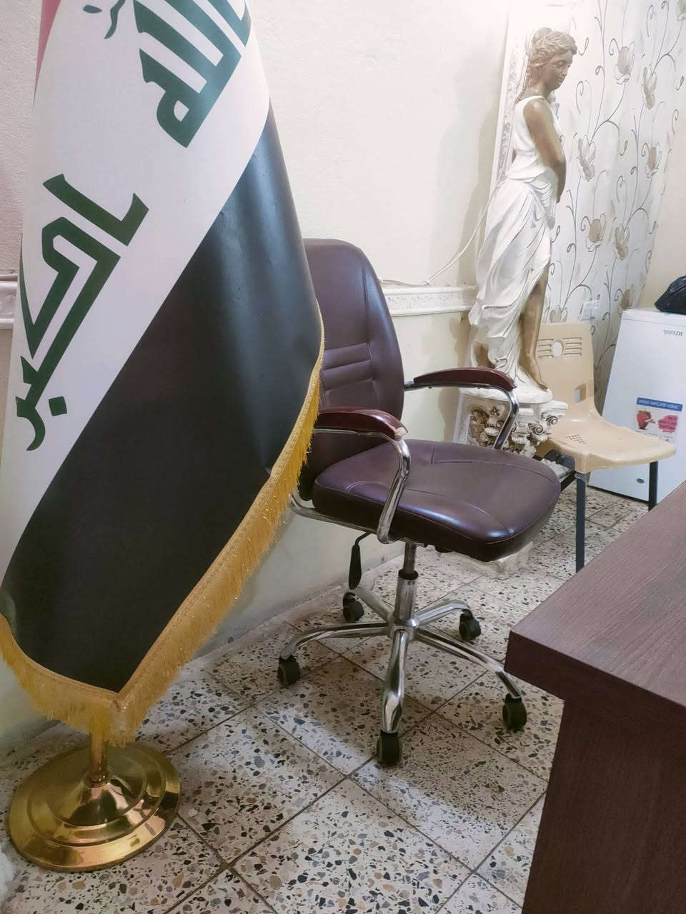 السلام عليكم كرسي دوار وميز مكتب للبيع ***********
