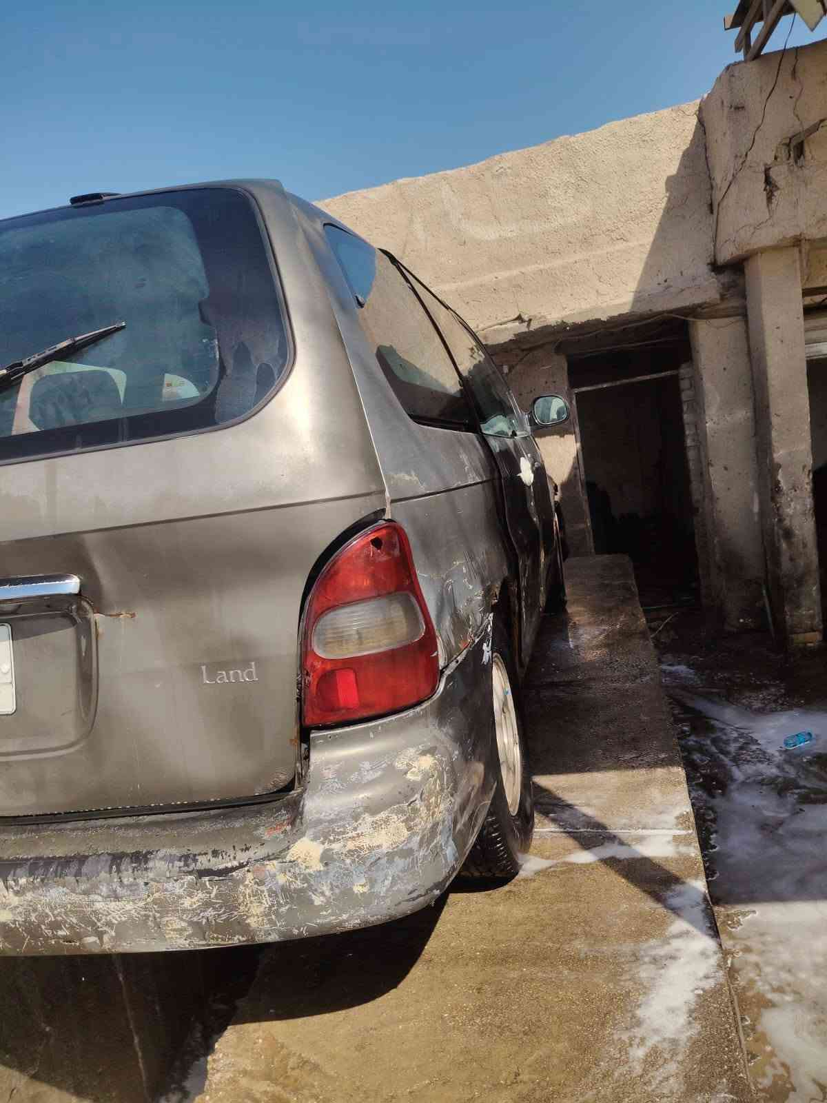 السلام عليكم كيا كرفان موديل2000 محرك وكير مكفولات دواخل نظيفه وكشر مثل ماموضح بالصور رقم بغداد للاستفسار الاتصال على الرقم *********** مكلف بالنشر غير متواجد بالفيس
