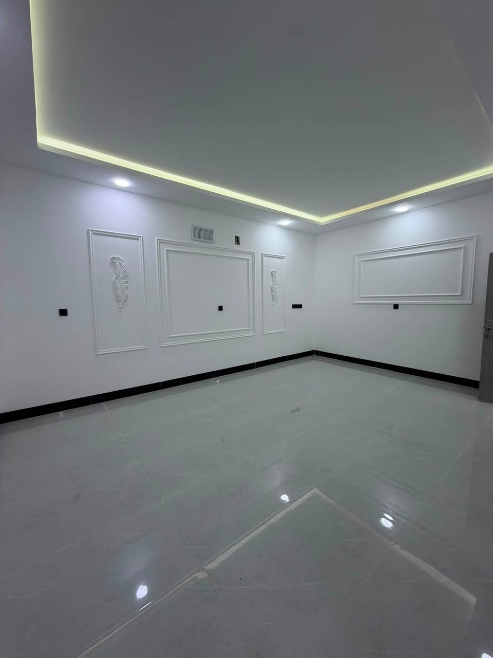 دار للبيع في حي الملايين الأولى قرب جامع الودود 
مساحة الدار١٥٨ واجهه  ١٢ خمس غرف نوم
الطابق الأول / غرفتين نوم مع هول ومطبخ وصحيات
الطابق الثاني / ثلاث غرف نوم مع صحيات
نظام البيت / دكتات سبالت نظام كاميرات
تسليم البيت فوري 
صنف الأرض / زراعي بستان ملك صرف 
للاستفسار/ ***********
***********
