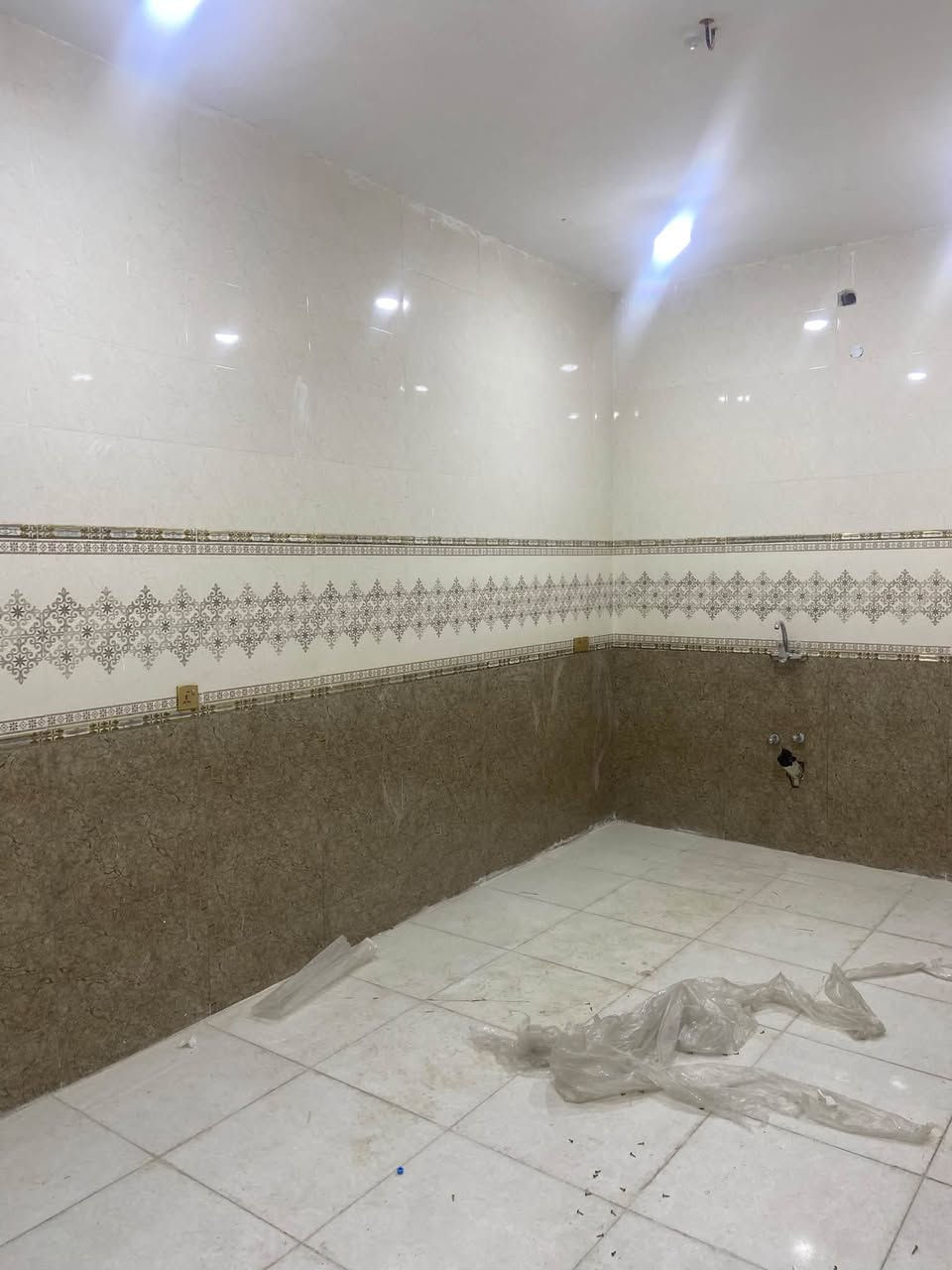 شقة حديثة البناء في الخضراء قرب جامع العشره المبشرين بمساحة كبيره 200
تحتوي الشقه على استقبال ومطبخ وغرفتين منام 

سعر الايجار 650

للاستفسار ***********
