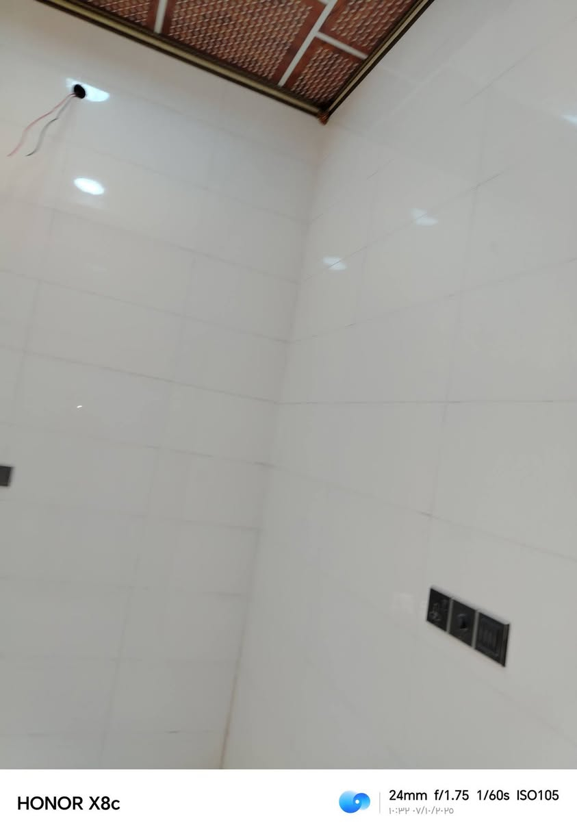 يالله دار للبيع بحي الشهداء بشارع المحوله قرب جامعت العين مساحته 80متر ركن على شارعين واقع حال 100 متر يتكون من أربع غرف نوم صالتين ومطبخ واستقبال أو صحيات البيت مؤجره حاليا وارده الشهري 500 مشي الجامعت العين لاستفسار واتساب ***********
