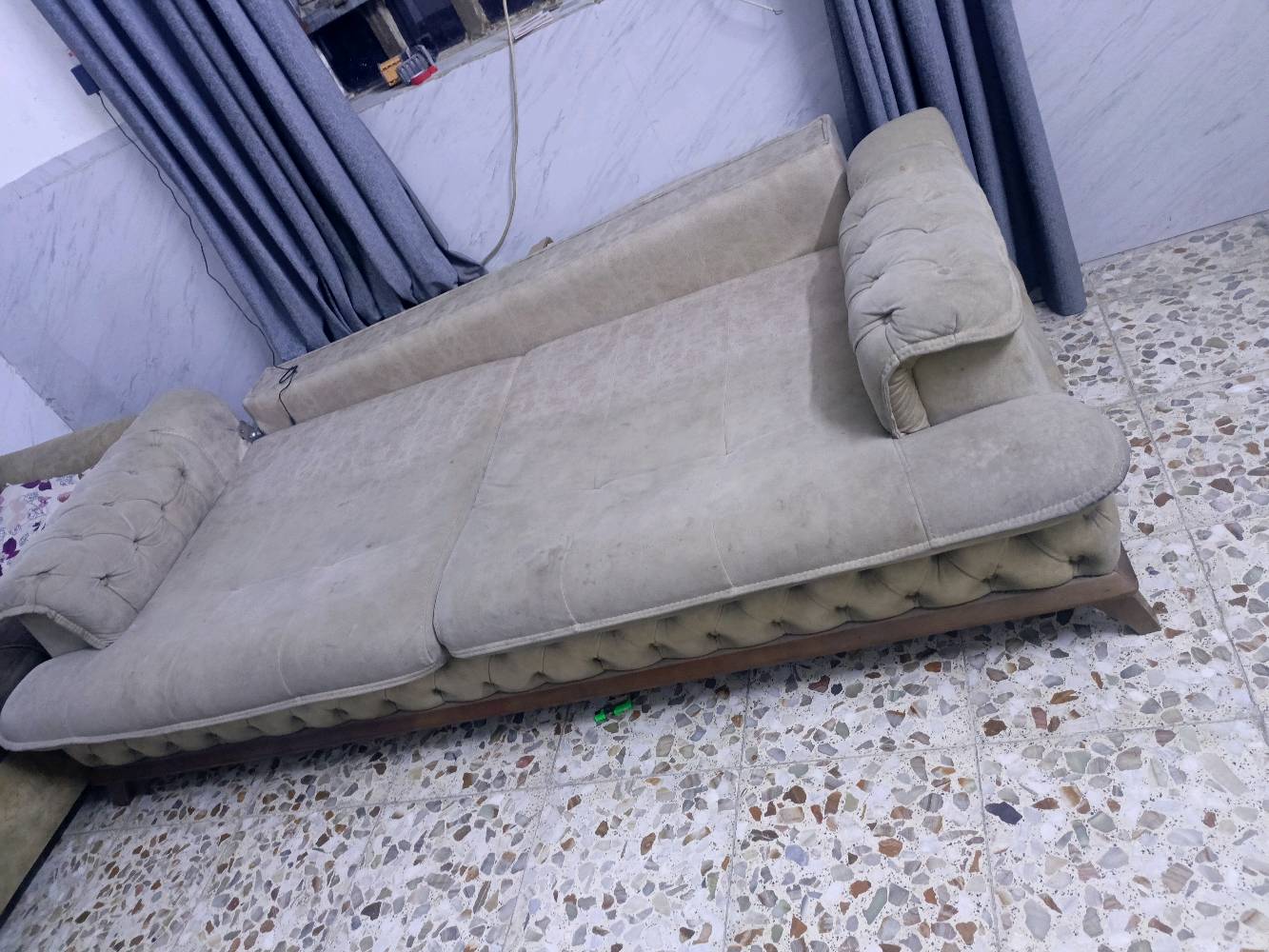 قنفة واحدة كبيرة تصير سرير