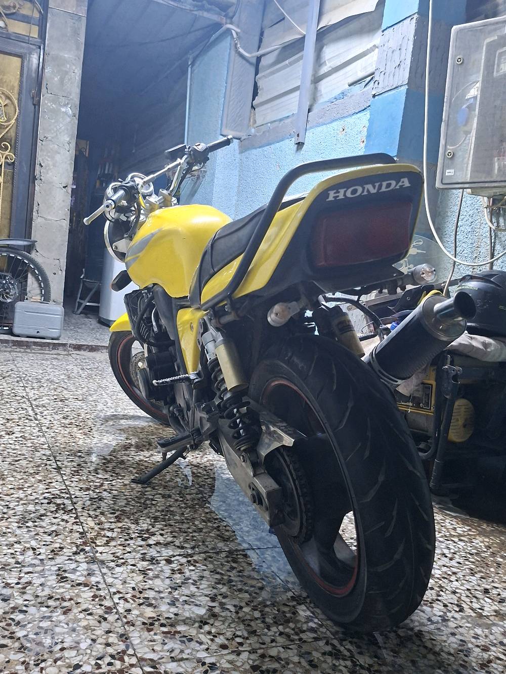 سلام عليكم عندي cb400 جيل اول للبيع دراجه ماشيه ١٣ الف دراجه بعده زيرو دراجه بلاديه اكفلك كير ومحرك دراجه الي ياخذه بعد ما يغيره سعره 1900 عنواني بغداد دوره ابو دشير 
***********