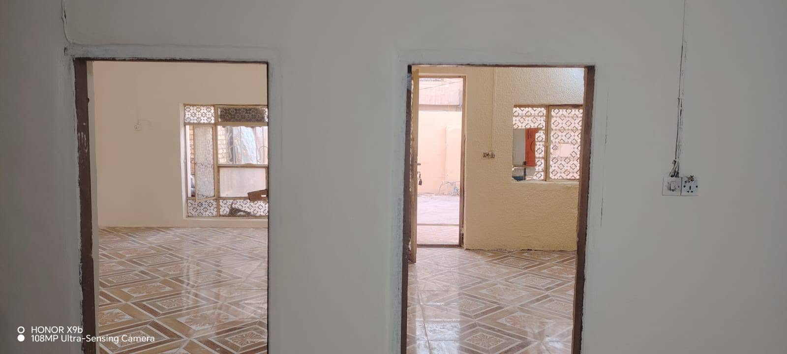 دار للاجار طابفين ٣نوم كلدو صاله مطبخ جاهز المساحه ٢٠٠م العنوان حي الاكرمين مقابل مدرسه علي جواد الطاهر إتصال ***********

نص مكتوب في الصور:
- O HONOR X9b
- 108MP Ultra-Sensing Camera
- HONOR X9b
- O HONOR X9b 108MP Ultra-Sensing Camera
- ● 108MP Ultra-Sensing Camera