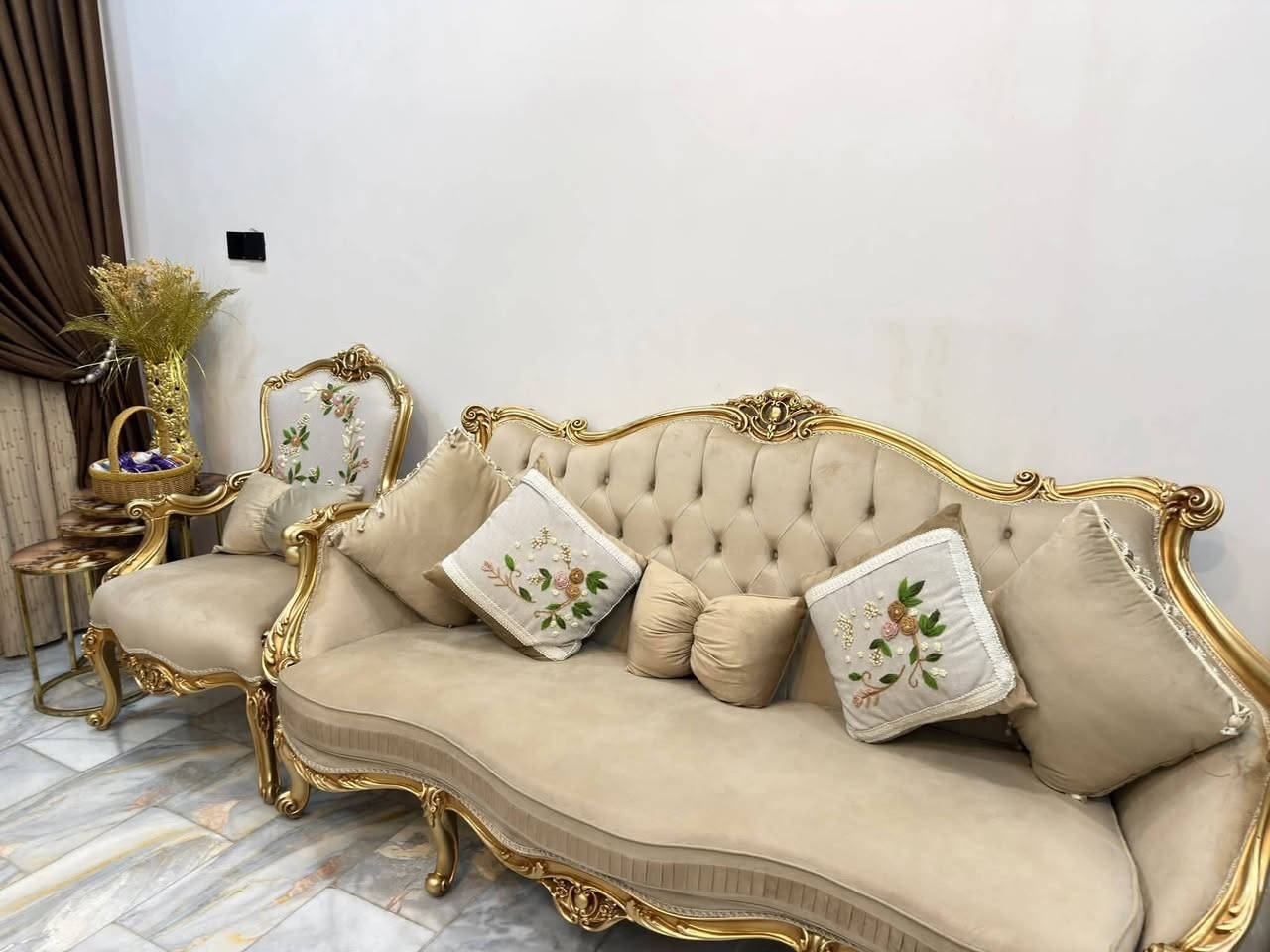 تخم ملكي اخو جديد نضافه ٩٩ بل ميه خشب زان مع كوشات وطبلات للبيع بسعر مناسب ٤٥٠الف لتواصل عبر الرقم التالي 
***********
