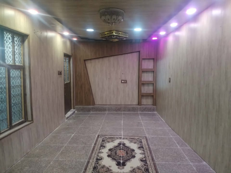 السلام عليكم .... الايجار الايجار ،،،
بيت طابق الارضي ركن  للايجار . موقعه بدايه شارع المعهد  مقابيل متنزه الزعفرانيه  قريب على السوق والمستشفى .
يحتوي ع غرفتين واستقبال ٥ *٧
وهول ومطبخ منفصل  وحديقه وكراج  لوقوف السياره  وحمام وتواليت خارجي ومخرجين 
كهرباء معزوله 
البيت كامل مجرد نقل الاثاث للبيت وبسعر مناسب  الاتصال فقط 
ع الرقم  ***********
صور ومقطع فيديو للبيت .
