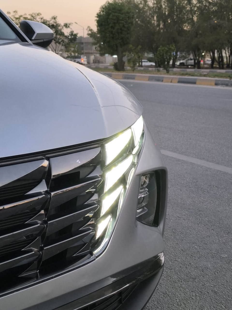 سلام عليكم للبيع توسان موديل 2024 وراد امريكي 
لون سلفر 
مواصفات السياره بصمه 
كشن كهرباء 
تدفئة كشنات 
جنطه كهرباء 
شاشه كار بلي 
شحن واير لس
السياره ماشيه 40 الف ميل
دخول جديد 
حادث السياره من امريكا بس بنيد بدون ارباك بدون شاصي بدون لغده بدون قطره بلداخل اجه بيه كلير من امريكا صفحتين باسمي 
مكان السياره الحله شارع 60
***********
السعر 160 بيه مجال
