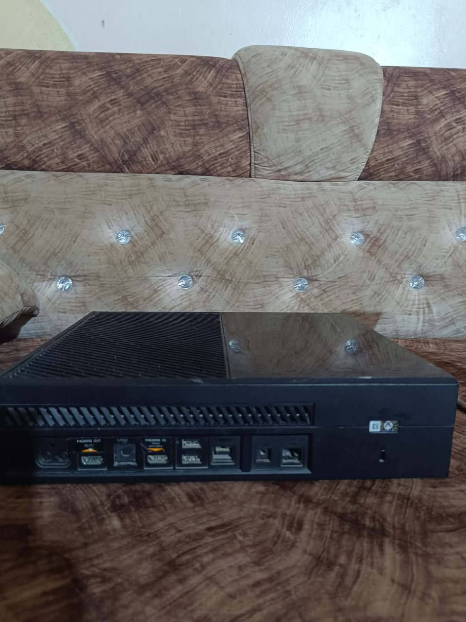 اكس بوكس ون فات
جهاز نظيف وما مفتوح والستيكر موجود 
يدات اثنين 
كيبل hdmi 
وسعر 135 وبي مجال 
اي استفسار راسلني خاص او واتساب 
رقمي :***********
