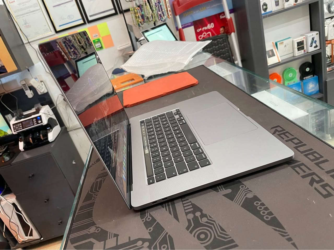 MacBook 💻 Pro 16-inch,2019

بۆ فرۆشتن زۆر پاکە

تەنها iCloud لەسەر بوە لابراوە 

Processor 
2.6 GHz 6-core Intel i7

Memory 
16 GB 2667 MHz DDR4

Graphics 
Intel UHD Graphics 630 1536 MB

Storage 
500 GB 

Time Cycle 
107 Count 

***********
*********** أربيل, العراق
