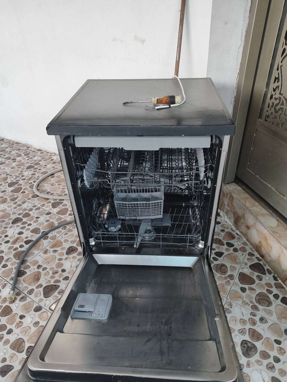 للبيع غساله ملابس جديده او غساله صحون مستعمله للبيع خابر وتدلل ***********
