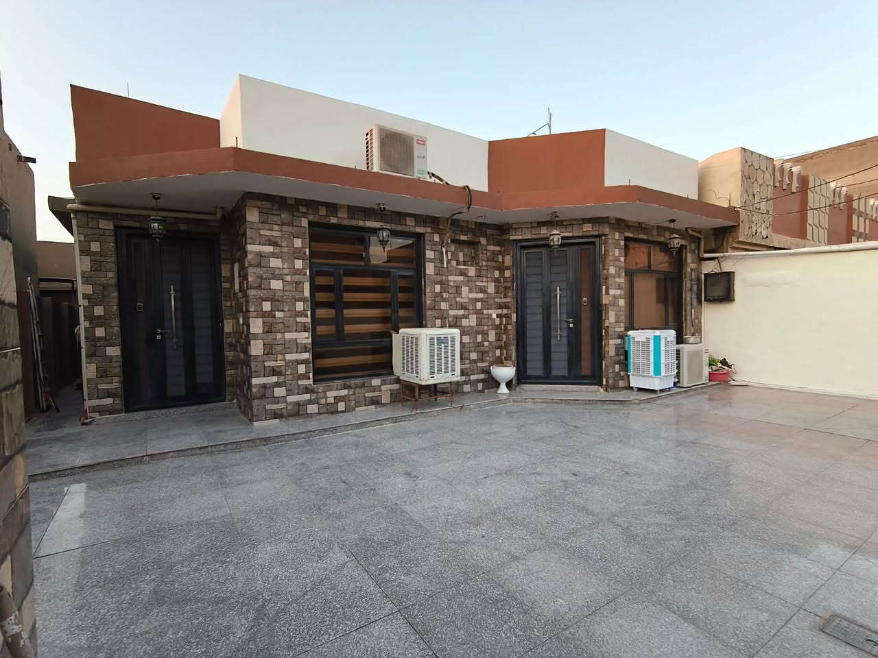 🏠 للبيع بيت سكني بمساحة 240 م² في الحصوه حي الانتصار

📐 الواجهة: 12 م
📏 النزال: 20 م
🧱 بناء طابوق جمهوري، سنة البناء 2016 رقم القطعه١٠/٥٠٦ 
✨ تفاصيل البيت:
*ارتفاع البناء عن الشارع تقريبا متر
* غرفة نوم رئيسية 4×5 م
* غرفة نوم أطفال 3×4 م
* استقبال 4×7 م
* مطبخ حار بارد
* مطبخ جاهز كامل ضمن البيت
*مجموهة صحيات خارجيه وداخليه
*الارضيه ٢٤٠م مطبك كرانيت
* شبابيك ألمنيوم وبيبان قاصه 
* السطح ايزوكام 
* سبلت توسوت تلاثه طن وسبلتين ثنين طن ضمن البيت

🏡 بيت مرتب ومتكامل ومناسب للسكن العائلي.
📞 للاستفسار والتفاصيل:***********     ***********
