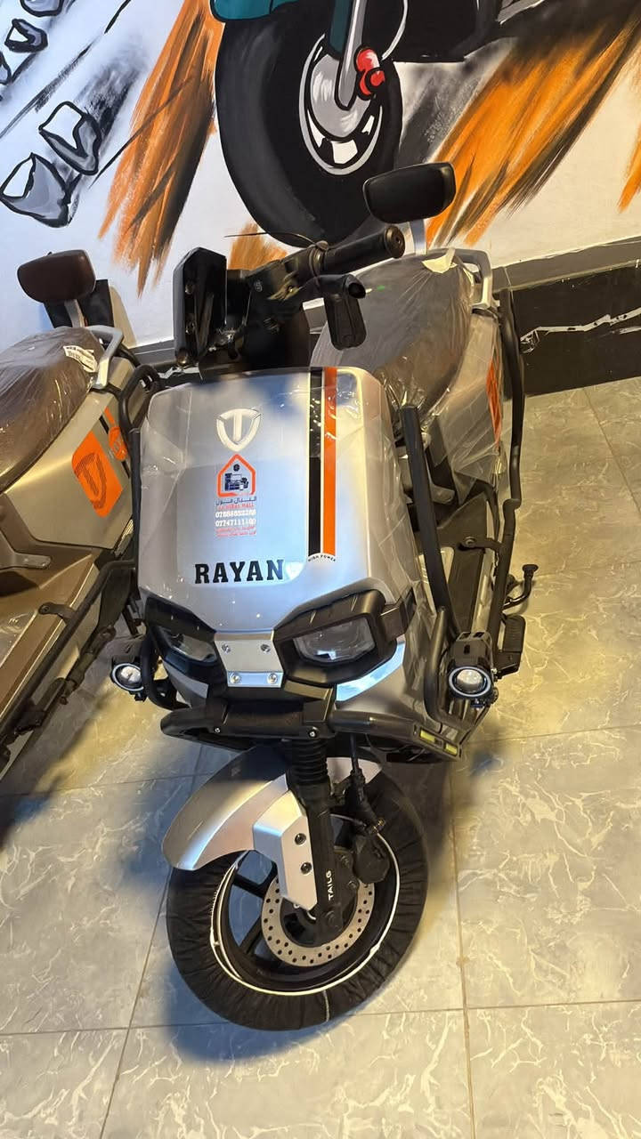 الريان وحش الكون
ملف 2000 W حقيقي 

سرعتها 80km/h 

تقطع بشحنة مسافة 75-80 km 

حجم تاير 12/90/90 

ضمان عقل +ملف لمدة سنة 

ضمان باتري لمدة 6 اشهر 

صيانة مجانية لمدة سنة 

سعرهاا 1,350,000 

الالوان ( اسود - رصاصي - ابيض ) 

كل قطع الغيار تكون متوفرة 

للاستفسار *********** 

النبال مول2 الوكيل الحصري لدراجات الريان

نص مكتوب في الصور:
- RAYAN ELECTRIC BIKE دراجات كهربائية بمواصفات عالية راحة .. أمان .. توفير بطارية قوية مدي طويل سرعة مناسبة للاستخدام اليومي أمان عالي بفرامل قوية شحن سريع وسهل الآن RAYAN امتلك دراجتك الكهربائية بالتقسيط المريح السعر النقدي 1,350,000 د.ع القسط الشهري 160,000 د.ع لمدة 10 أشهر للاستفسار والحجز تواصل معنا الآن النبال مول الفلوجة - الحي العسكري دراجتك ... لأسلوب حياة أفضل للجميع للعائلات للموظفين للطلبة